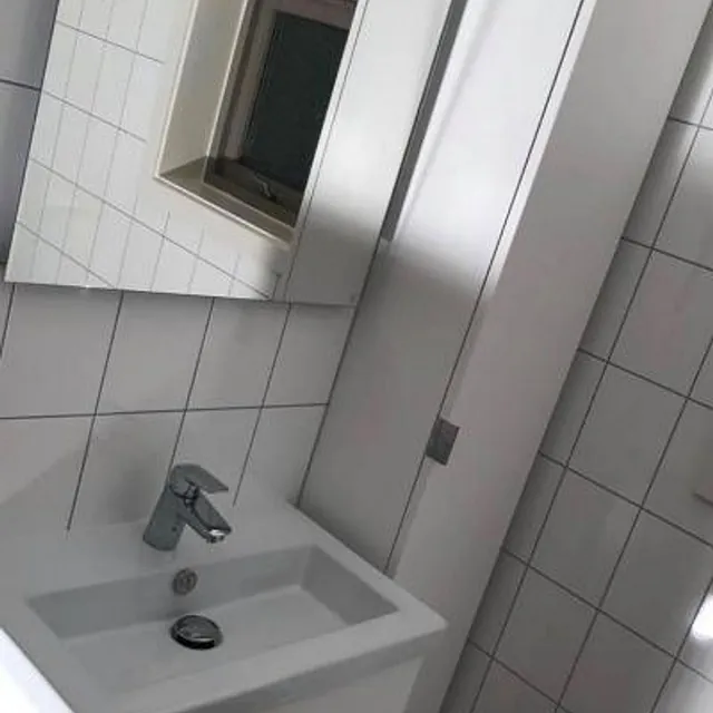 Servantarmatur og speil på bad.